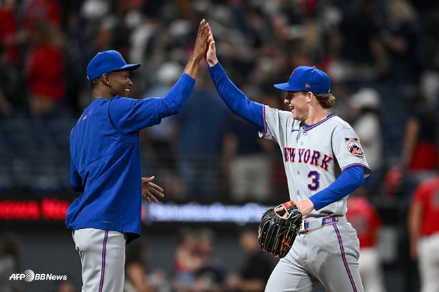 After the game on the 6th, Jeffrey Yan (left) and Carson Benge are high-fiving. /Photo=AFPBBNews=NEWS1