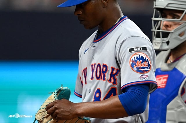 Jeffrey Yan walking into the dugout. /Photo=AFPBBNews=NEWS1