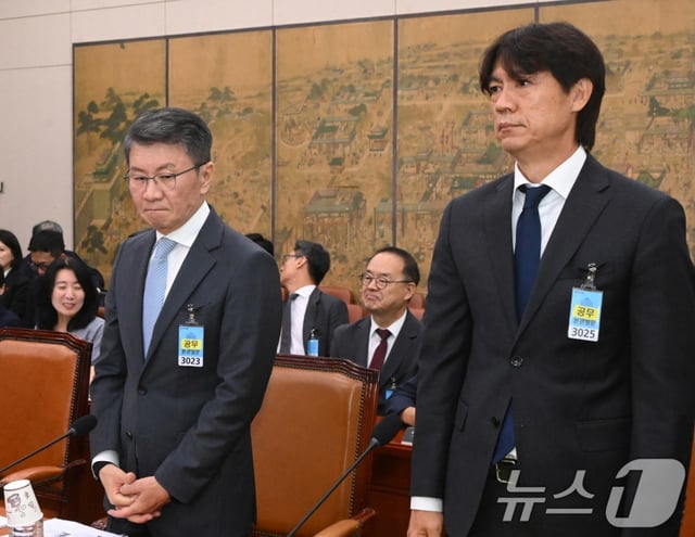 Former President Jeong Mong-gyu Han Chuk-gu-hyeop (Chairman) (left) and former national team head coach Hong Myung-bo appear as witnesses at a hearing on issues related to the Korean Football Association held by the National Assembly's Culture, Sports and Tourism Committee on the 30th. /Photo=NEWS1