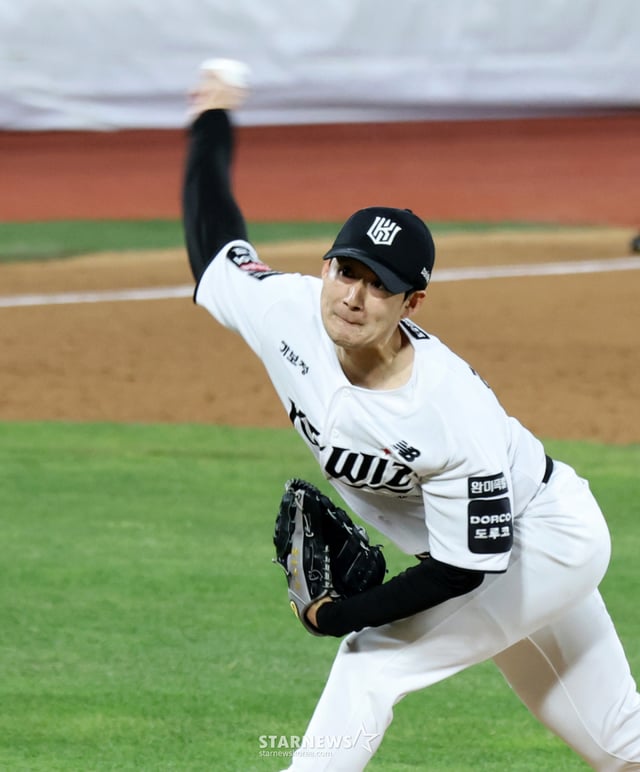 KT 우완불펜 스기모토가 28일 수원KT위즈파크에서 열린 2026KBO리그 LG트윈스와  KT위즈 경기 7회초 무실점으로 마무리하고 있다.   2026.04.28.  KT 우완불펜 스기모토가 28일 수원KT위즈파크에서 열린 2026KBO리그 LG트윈스와  KT위즈 경기 7회초 무실점으로 마무리하고 있다.   2026.04.28. /사진=강영조 cameratalks@