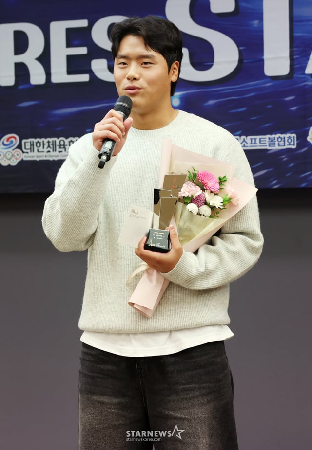 El ganador del premio Mirae Star en la categoría de fútbol, Park Do-hoon (2º de secundaria en el instituto Hyeonpung), asistió al acto de entrega de los 'Premios Futuro Estrella 2025' celebrado el 24 de noviembre del año pasado en el Centro de Prensa del distrito Jung-gu de Seúl, donde recibió su galardón y pronunció sus palabras de agradecimiento. /foto=reportero Kim Hwi-seon