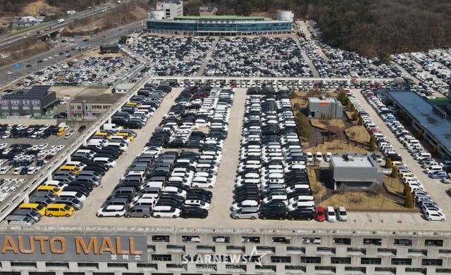 (Daejeon=NEWS1) Reporter Kim Ki-tae = Amid rising domestic gasoline and diesel prices due to the aftermath of the Middle East war, leading to a decline in used car transactions, vehicles are parked at the Daejeon Used Car Trading Complex on the 13th. 2026.3.13/NEWS1 Copyright © NEWS1. All rights reserved. Unauthorized reproduction, redistribution, or use for AI training is prohibited. /Photo=NEWS1) Reporter Kim Ki-tae