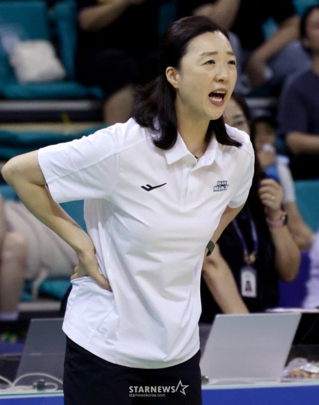 The 2026 ticketLINK WKBL Futures League Finals match between Yongin Samsung Life and Japan's W-League Prestige International Aranmare was held on the 6th at Bucheon Indoor Gymnasium. Samsung Life head coach Lee Mi-seon gives tactical instructions. /Photo=Chief correspondent Kim Jin-kyung.