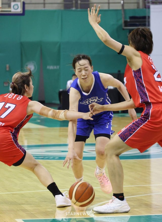 The 2026 ticketLINK WKBL Futures League Finals match between Yongin Samsung Life and Japan's W-League Prestige International Aranmare was held on the 6th at Bucheon Indoor Gymnasium. Samsung Life's Choi Ye-seol breaks through between Aranmare's Yui (left) and Muya. /Photo=Chief correspondent Kim Jin-kyung.