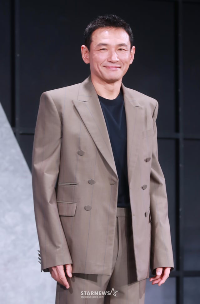 배우 황정민이 5일 오전 서울 앰배서더 서울 풀만 호텔에서 진행된 넷플릭스 오리지널 영화 '크로스'(감독 이명훈) 제작발표회에 참석해 포즈를 취하고 있다. 아내에게 과거를 숨기고 베테랑 주부로 살아가는 전직 요원 강무와 남편의 비밀을 오해한 강력범죄수사대 에이스 미선이 거대한 사건에 함께 휘말리면서 벌어지는 이야기 '크로스'는 오는 9일 공개된다. /2024.08.05 /사진=이동훈