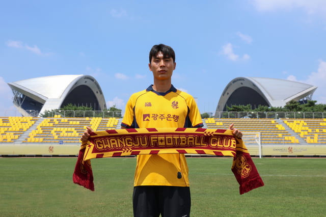 Kim Jong-seok vistiendo la camiseta del GwangjuFC. /Foto=GwangjuFC