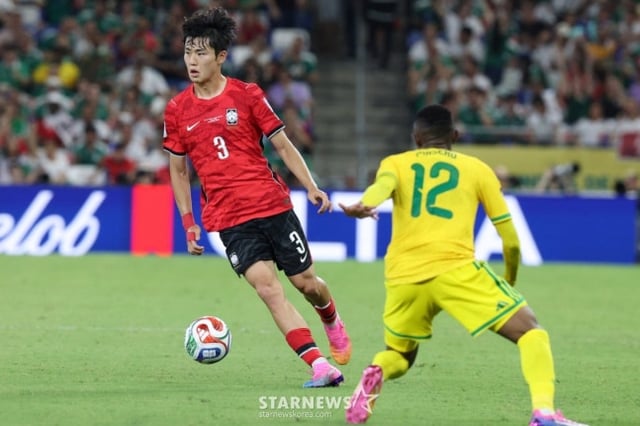 Lee Ki-hyeok (left) during the 2026 CONCACAF World Cup Group Stage third match against South Africa. /Photo=Chief correspondent Kim Jin-kyung.