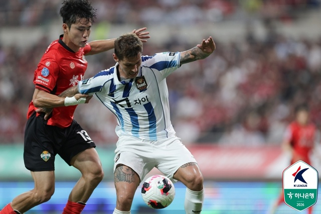 Lee Ki-hyeok (left) focusing on the match. /Photo=Korea Professional Football League