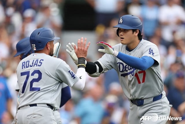 Shohei Ohtani (right) celebrates with teammates after hitting a home run in his first at-bat during an away game against the Chicago Cubs at Wrigley Field in Chicago, Illinois, USA, on the 6th, where he started as the leadoff designated hitter. /AFPBBNews=NEWS1