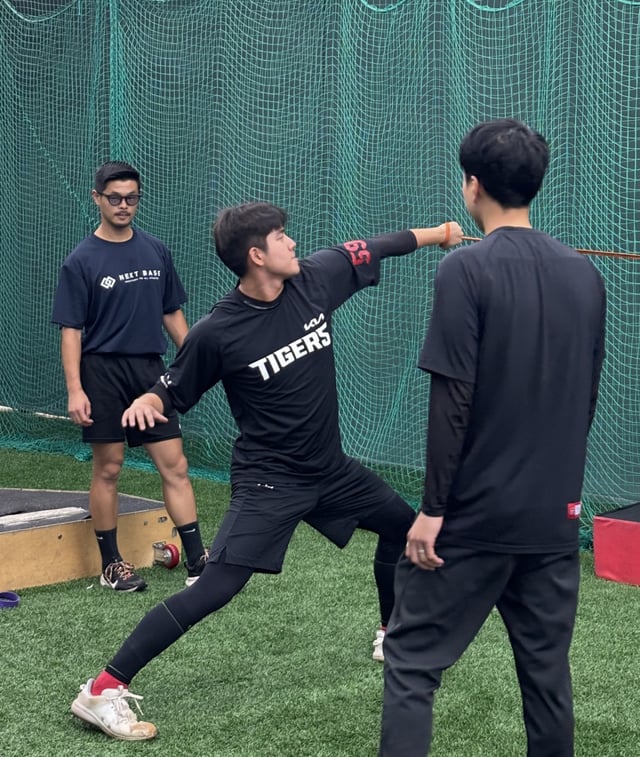 On the 5th at Hampyeong Challengers Field, pitcher Kang Hyo-jong, who had just completed a short-term training program, exchanged feedback with Nextbase officials. /Photo=KIA Tigers provided