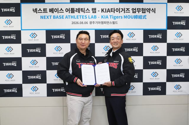 On the 6th, at the club's office, KIA Tigers General Manager Shim Jae-hak and Nextbase's Nakao Shin I-chi (CEO) posed for a commemorative photo after signing a business partnership agreement. /Photo=KIA Tigers provided