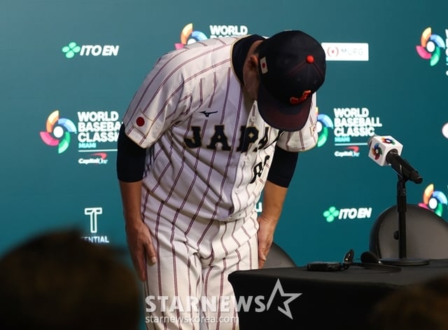 베네수엘라와 8강전을 마친 뒤 공식 기자회견에 패장 자격으로 들어온 뒤 사과하는 이바타 히로카즈 감독. /로이터=뉴스1