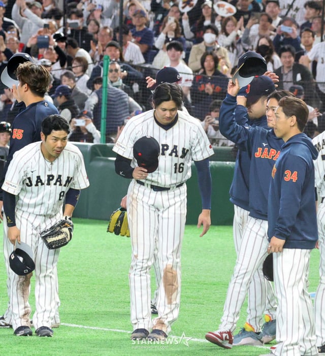 일본 오타니 쇼헤이가 7일 도쿄돔에서 열린 2026 WBC 도쿄POOL 대한민국과 일본경기를 마친 후 관중석 팬들에 인사를 한 후 한국 더그아웃을 향해서도 목례를 하고 있다. 026.03.07. /사진=강영조 cameratalks@
