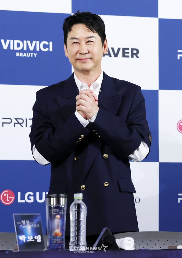 El comediante Shin Dong-yeop posa durante el evento de impresión de manos de la cuarta edición de los Premios Serie Azul (Cheongryong Series Awards), celebrado el 25 en el CGV de Yeouido, distrito de Yeongdeungpo, Seúl. /foto=Kim Hwi-seon hwijpg@