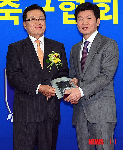 지난 2013년 7월 정몽규(오른쪽) 당시 신임 축구협회장이 서울 종로구 대한축구협회에서 열린 52대 대한축구협회장 취임식에서 조중연 전 회장에게 공로패 전달 후 기념촬영을 하고 있다. /사진=뉴시스