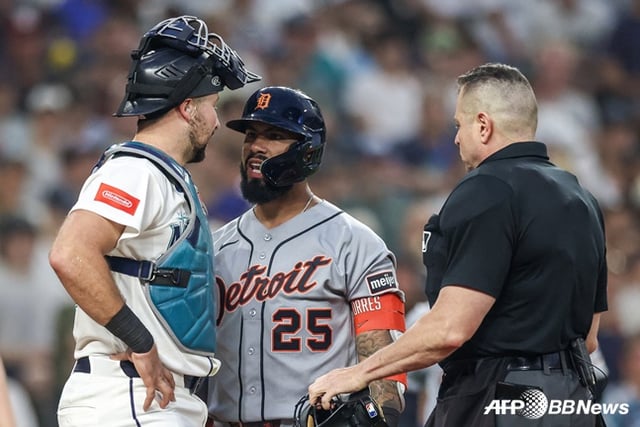 Detroit Tigers' Glaber Torres (center) speaks with Seattle catcher Kal Lally after being hit by a pitch during Detroit's offensive turn in the bottom of the 8th inning at T-Mobile Park in Seattle, Washington, on the 6th during a 2026 Major League Baseball (MLB) game. Following this, players from both teams rushed onto the field, triggering a bench-clearing incident. /AFPBBNews=NEWS1