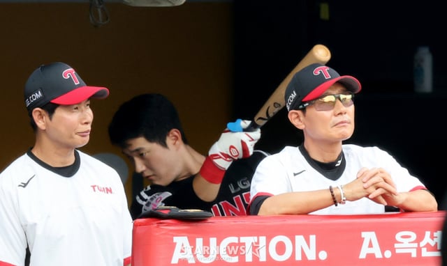Yeom Kyung-yeop, entrenador de los LG Twins (derecha), observa el partido durante el encuentro como visitante contra los SSG Landers en el campo de Incheon SSG Landers, disputado el pasado 4 en la Liga KBO Shinhan SOL 2026. /foto=reportero sénior Kang Young-jo