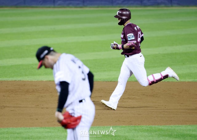 Anders Tolhurst (izquierda) de los LG Twins baja la cabeza tras permitir un jonrón a Park Chan-hyuk en el tercer turno del séptimo inning con un out y corredor en primera base, durante el partido local de la Liga KBO Shinhan SOL 2026 contra Kiwoom Heroes el pasado 28. /Foto=corresponsal jefe Kim Jin-kyung