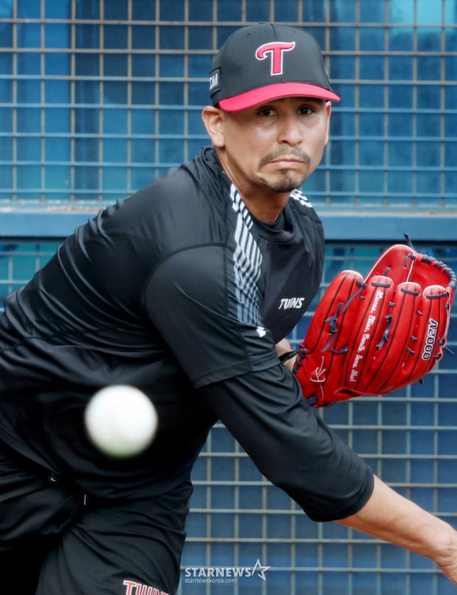 El nuevo lanzador extranjero de los LG Twins, Carlos Kara-sco, realiza un entrenamiento en el bullpen antes del partido de local contra los Kiwoom Heroes el pasado 28. /Foto=corresponsal jefe Kim Jin-kyung
