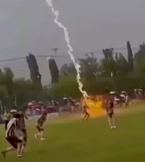 Moment of the lightning strike. /Photo=Archive from The Sun (UK)
