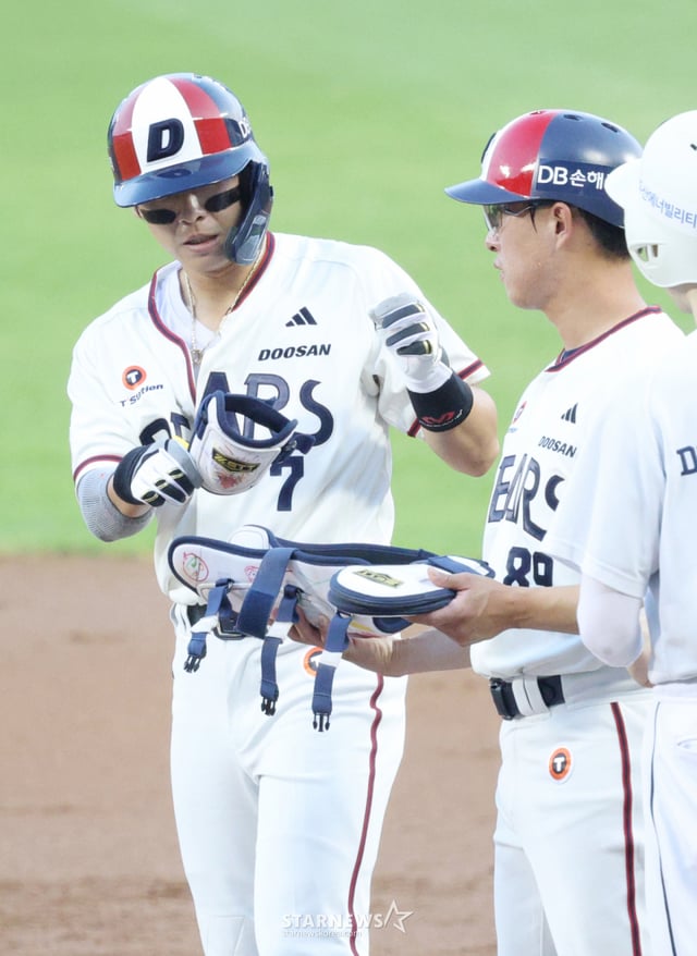 2026 신한 SOL KBO리그 두산 베어스 대 LG 트윈스 경기가 31일 서울 잠실야구장에서 열렸다. 두산 박찬호가 3회말 무사에서 좌전 안타를 날리고 출루한 후 코치의 환영을 받고 있다. /사진=김진경 kim.jinkyung@