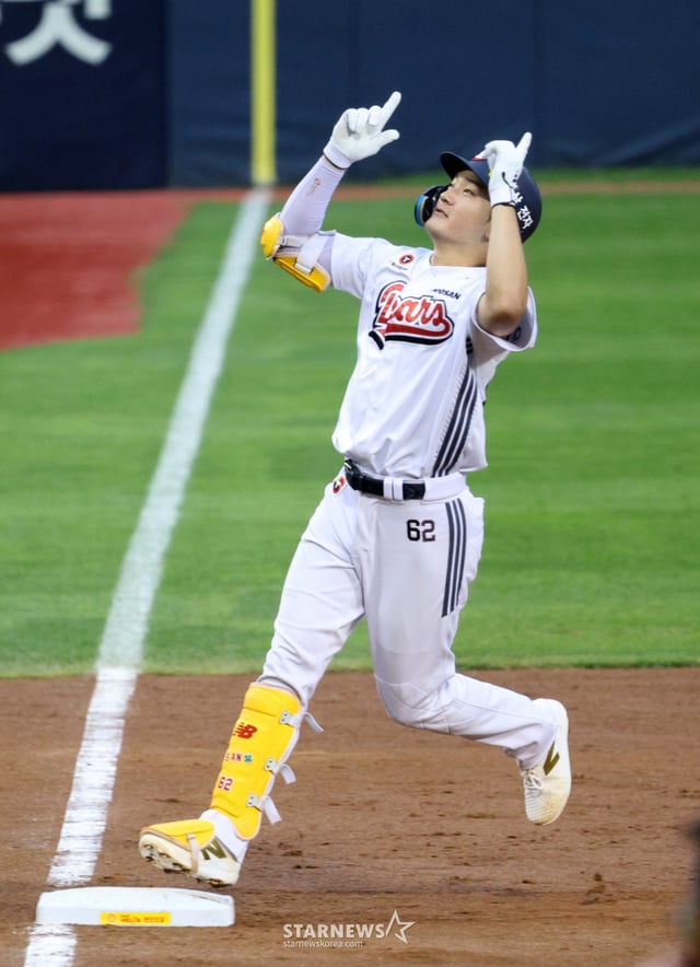 2026 신한 SOL KBO리그 두산 베어스 대 SSG 랜더스 경기가 9일 서울 잠실야구장에서 열렸다. 두산 안재석이 2회말 무사 1루에서 선제 우중월 2점 홈런을 날리고 홈인하고 있다. /사진=김진경 kim.jinkyung@