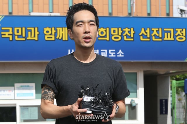 Ko Young-wook, a former member of the group Rula, who was arrested on charges of sexual assault and molestation involving minors, is seen leaving Seoul Southern Detention Center after completing his sentence /Photo=StarNews