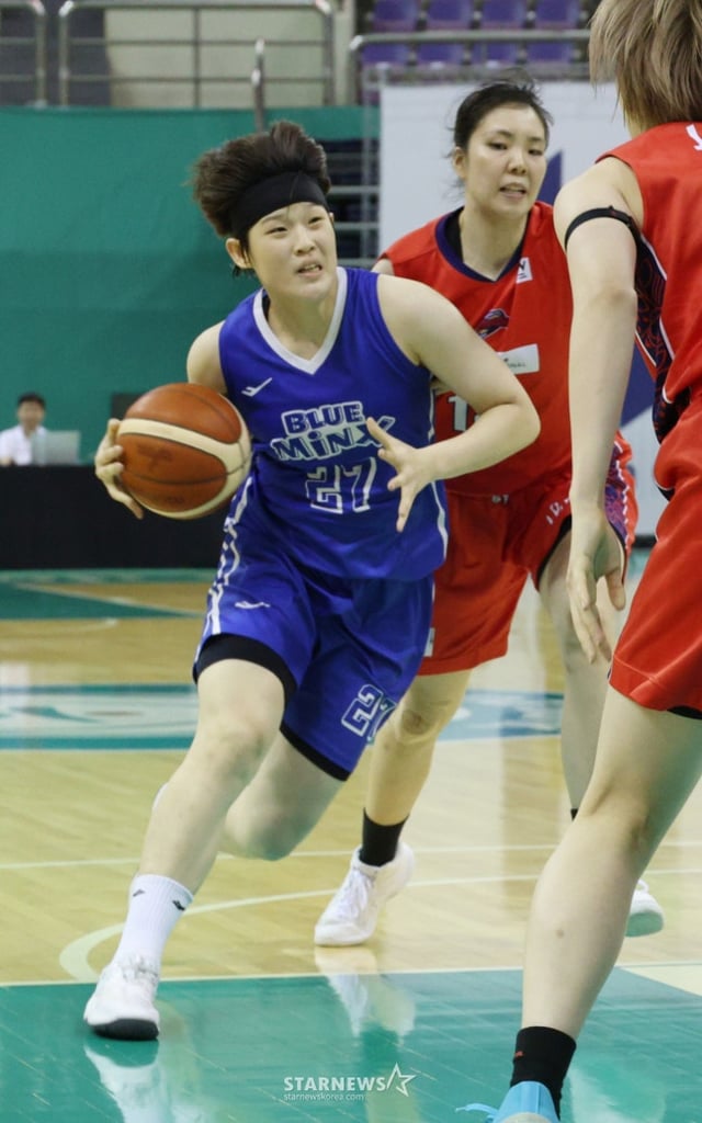 2026 ticket LINK WKBLフューチャーズリーグ決勝戦、龍仁(ヨンイン)三星(サムスン)生命対日本Wリーグプレステージ·インターナショナル·アランマーレの試合が6日、富川(プチョン)室内体育館で行われた。 三星(サムスン)生命の李イェナがアランマーレ·アヤノを抜いてゴール下に突進している。 /写真=キム·ジンギョン待機者。