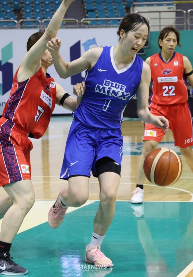 2026 ticket LINK WKBLフューチャーズリーグ決勝戦、龍仁(ヨンイン)三星(サムスン)生命対日本Wリーグプレステージ·インターナショナル·アランマーレの試合が6日、富川(プチョン)室内体育館で行われた。 三星(サムスン)生命のチェ·イェスルがアランマーレ佐藤に背を向けたまま、シュートチャンスを狙っている。 /写真=キム·ジンギョン待機者。