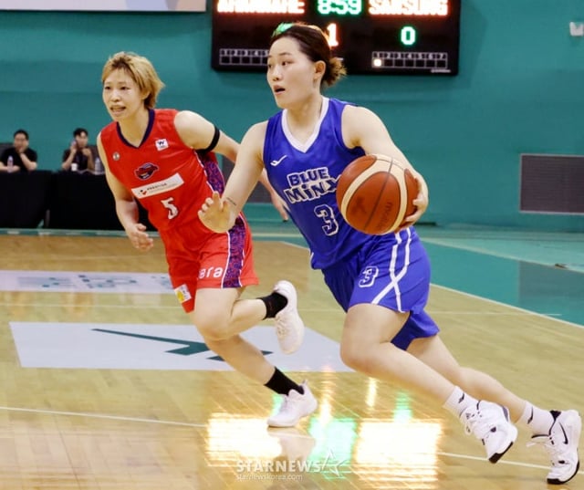 2026 ticket LINK WKBLフューチャーズリーグ決勝戦、龍仁(ヨンイン)三星(サムスン)生命対日本Wリーグプレステージ·インターナショナル·アランマーレの試合が6日、富川(プチョン)室内体育館で行われた。 三星(サムスン)生命のチョ·スアがアランマーレ·ホノカを抜いてゴール下シュートを試みている。 /写真=キム·ジンギョン待機者。