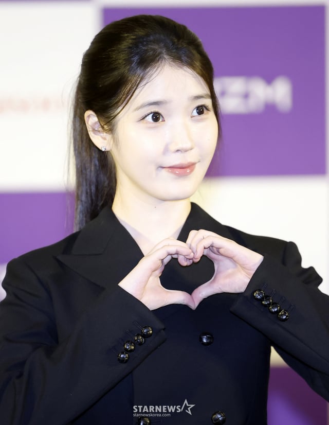 [서울=뉴시스] 김혜진 기자 = 배우 아이유가 7일 서울 용산구 CGV 용산아이파크몰에서 열린 '제5회 청룡 시리즈 어워즈' 핸드프린팅 행사에서 포즈를 취하고 있다. 2026.07.07. jini@newsis.com /사진=김혜진