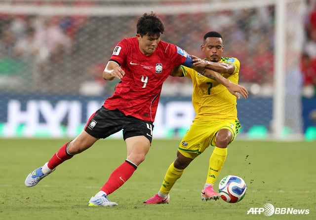 Kim Min-jae (izquierda) durante el partido contra Sudáfrica en la Copa Mundial de 2026 de Norteamérica y el Caribe. /Foto=AFPBBNews=NEWS1