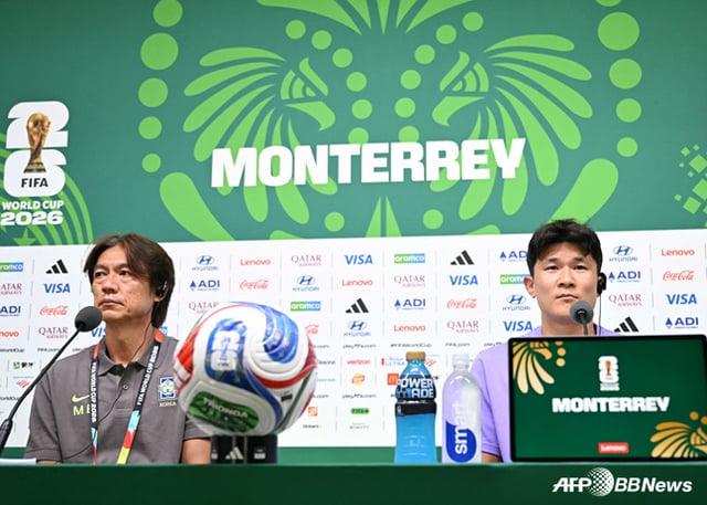 El exentrenador del equipo nacional de Corea, Hong Myung-bo (izquierda), y Kim Min-jae. /Foto=AFPBBNews=NEWS1