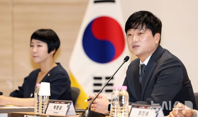 박문성(오른쪽) 축구 해설위원이 지난 7월 8일 서울 여의도 국회 의원회관에서 열린 위기의 한국축구 진단과 대안에서 기조발언을 하고 있다. /사진=뉴시스