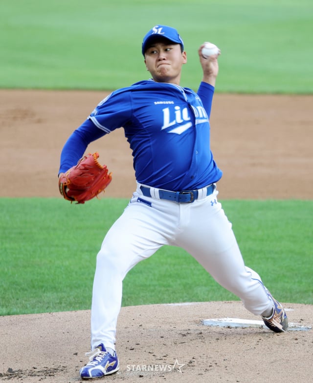 Samsung left-handed pitcher Lee Seung-hyun is seen starting for the team during the 2025 KBO League match between SSG Landers and Samsung Lions at Incheon SSG Landers Field on the 6th. August 6, 2025. /Photo=Senior reporter Kang Young-jo cameratalks@