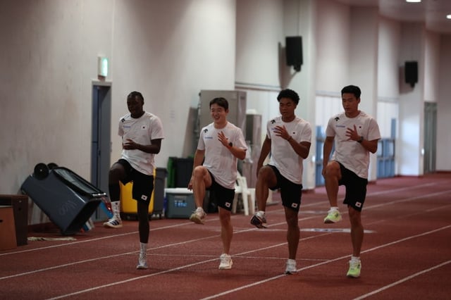 The South Korean men's 4x100m relay team warming up during training. /Photo=Korea Athletics Federation provided