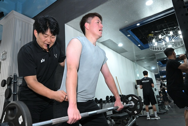 야나기다 마사야 심판(오른쪽). /사진=KBL 제공