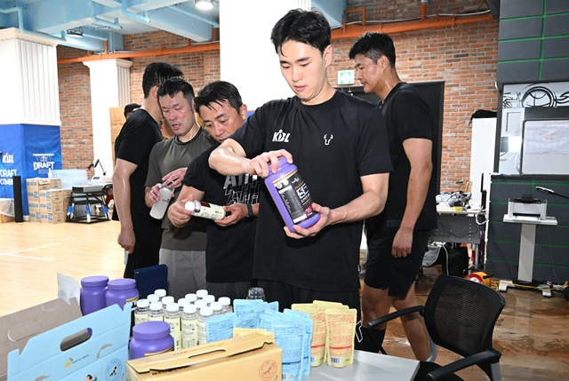 체력 훈련 도중 함께 음료를 나눠 마시는 한국, 일본 심판들. /사진=KBL 제공