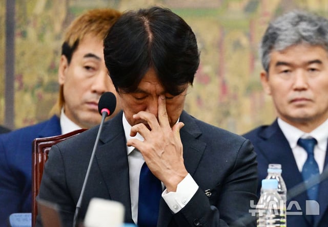 Former South Korean national team coach Hong Myung-bo sits in thought while testifying at a hearing on issues related to the Korea Football Association held on July 30 at the National Assembly's Committee on Culture, Sports and Tourism in Seoul Yeouido. /Photo=NEWSIS