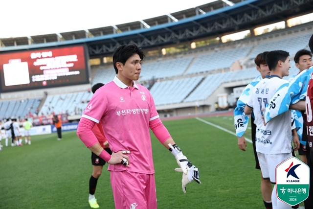 富川(プチョン)FCのGK、金ヒョンヨプ(中央)。 /写真=韓国プロサッカー連盟提供