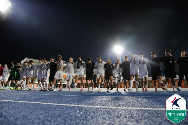 富川(プチョン)FCの選手たちが江原(カンウォン)FC戦で勝利した後、セレモニーを繰り広げている。 /写真=韓国プロサッカー連盟提供
