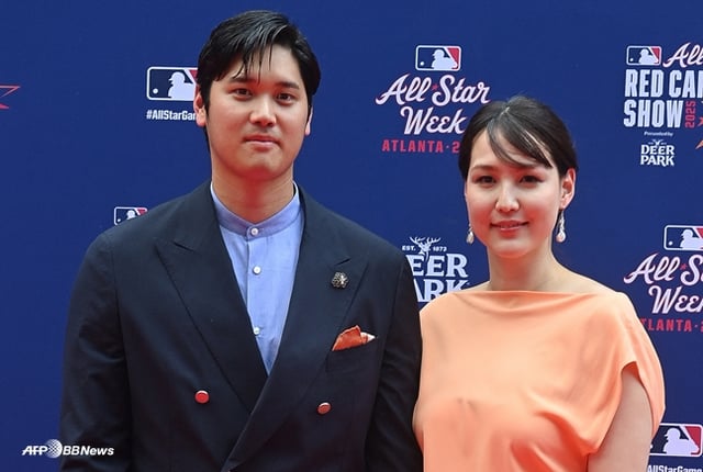 Ohtani (left) and his wife Mamiko Tanaka at the All-Star Red Carpet on July 16 last year. It was their first official appearance after giving birth to their first child. /AFPBBNews=NEWS1