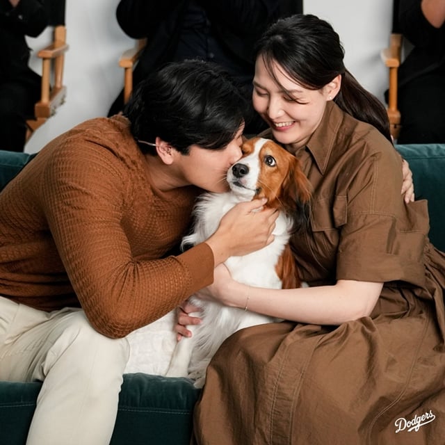 Ohtani (left) and his wife Mamiko expressing joy immediately after winning the 2025 season MVP award. /Photo=LA Dodgers official SNS