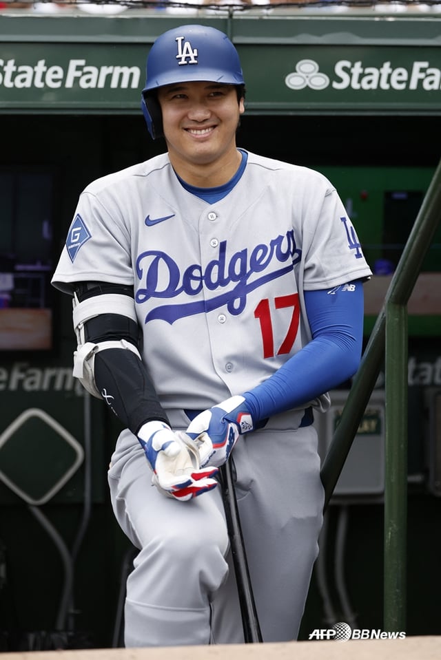 Ohtani located in the dugout during the Chicago Cubs game on the 6th. /AFPBBNews=NEWS1