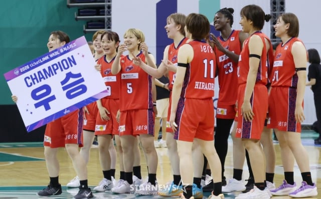 2026 ticket LINK WKBLフューチャーズリーグ決勝戦、龍仁(ヨンイン)三星(サムスン)生命対日本Wリーグプレステージ·インターナショナル·アリンマーレの試合が6日、富川(プチョン)室内体育館で行われた。 アリンマーレ選手たちが三星生命に79-54で勝利して優勝した後、千尋(左)を中心にセレモニーをしている。 /写真=キム·ジンギョン待機者。