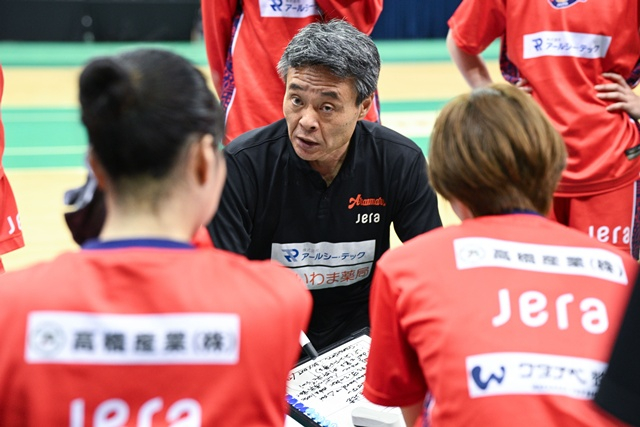 小島秀文アランマーレ監督(中央)。 /写真=WKBL提供