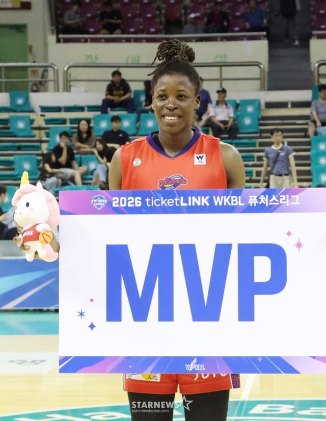 2026 ticket LINK WKBLフューチャーズリーグ決勝戦、龍仁(ヨンイン)三星(サムスン)生命対日本Wリーグプレステージ·インターナショナル·アリンマーレの試合が6日、富川(プチョン)室内体育館で行われた。 アリンマーレが三星生命に79-54で勝利し、優勝した。 MVPを受賞したディヤサンがフォトタイムを持っている。 /写真=キム·ジンギョン待機者。
