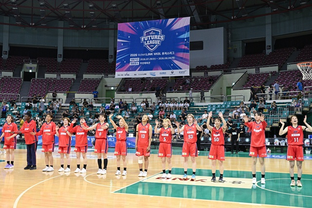 初優勝に喜ぶアランマーレ選手団。 /写真=WKBL提供
