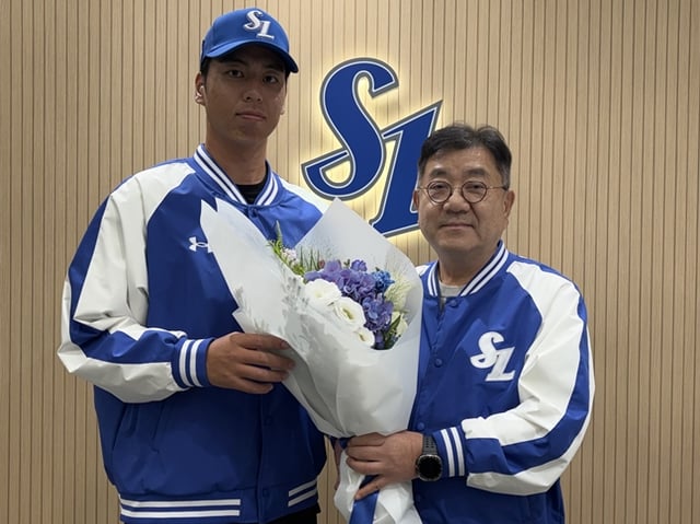 미야모리 사토시(왼쪽)와 유정근 삼성 구단주. /사진=삼성 라이온즈
