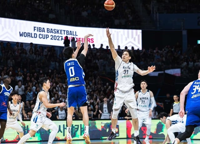 Imagen de Lin Ting-chen anotando un triple dramático que empató a 75-75. /Foto=Sitio web oficial de FIBA